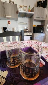 Una cocina con una mesa con dos cuencos de cristal encima. en pajaroazul, en Ramallo