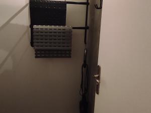 une porte avec un support métallique sur un mur dans l'établissement Appartement moderne au pied des pistes pour 6 avec WIFI - FR-1-814-164, à Super-Besse