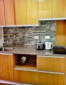 Nhà bếp/bếp nhỏ tại ANIA ROOMS@AMANI GRAND RESIDENCES NEAR AIRPORT
