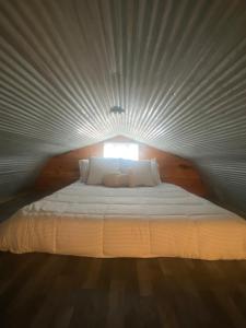 Una cama en un túnel con una luz encendida en Cozy little Cabin, en Van Buren