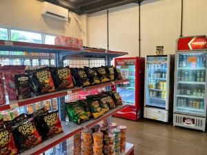 BinongにあるAnders Permata Milleniumのたくさんの食料品と冷蔵庫を備えた食料品店