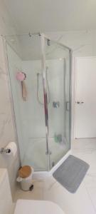 Un baño con ducha con puerta de cristal. en Nature Escape Near Orewa Beach, en Silverdale 20 fotos más