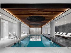 Bazén v ubytování Fairmont The Queen Elizabeth nebo v jeho okolí