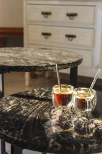 two glasses of tea sitting on a marble table at Casa Tafí in Tafí Viejo