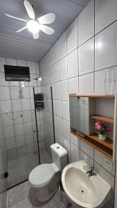 ein Badezimmer mit Toilette und Waschbecken in der Unterkunft Casa em Angra dos Reis, no parque mambucaba in Angra dos Reis + 8 Fotos