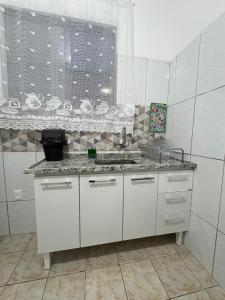 eine Küche mit Spüle und Arbeitsplatte in der Unterkunft Casa em Angra dos Reis, no parque mambucaba in Angra dos Reis