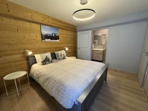 Postel nebo postele na pokoji v ubytování Appartement 5 pièces, pour 8 personnes avec jacuzzi à Châtel - FR-1-676-235