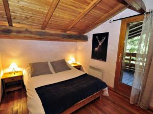 une chambre avec un lit avec deux lampes et une fenêtre dans l'établissement Chalet 10p avec Jardin, Proche Pistes, Wi-Fi, Cheminée - La Salle-les-Alpes - FR-1-762-49, à Le Bez