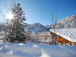 une cabine dans la neige avec des montagnes en arrière-plan dans l'établissement Chalet 10p avec Jardin, Proche Pistes, Wi-Fi, Cheminée - La Salle-les-Alpes - FR-1-762-49, à Le Bez 7 autres photos