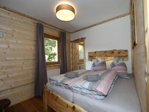 Un dormitorio con una cama en una cabaña de troncos en Unique alpine pasture in the Zillertal mountains, en Zellberg