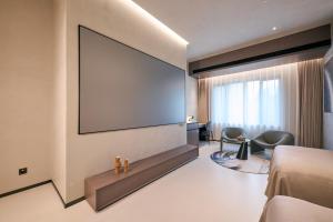 a large projection screen in a hotel room at Qinghai Xisu in Dalian
