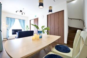 una sala da pranzo con tavolo e sedie in legno di Riola 4 a Onna