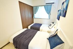 due letti in una piccola stanza con una finestra di Riola 4 a Onna