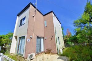 una casa che è seduta sopra un cortile di Riola 4 a Onna Altre 30 foto