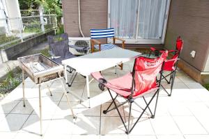 un tavolo e delle sedie seduti su un patio di Riola 4 a Onna