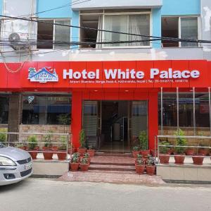 un hôtel palais blanc avec des plantes en pot devant lui dans l'établissement Hotel White Palace Airport Kathmandu, à Pashupatināth 4 autres photos
