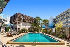 una piscina frente a un edificio en Ola Grande by Happy Palm Stays, en Cocoa Beach