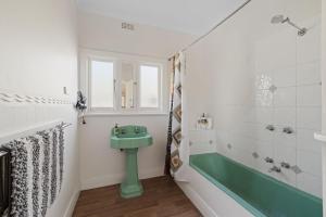 bagno con lavandino verde e vasca di Vintage Sunrise a Inverloch Altre 16 foto