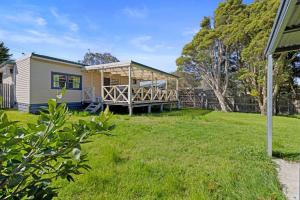 una casa con un portico coperto in un cortile di Vintage Sunrise a Inverloch