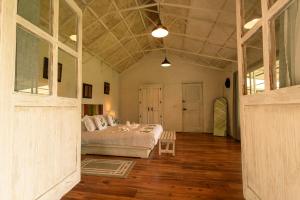 Un dormitorio con una cama en una habitación con suelo de madera. en Rancho Reencuentro Eco Hotel & Cabalgatas, en Valle de Bravo 62 fotos más