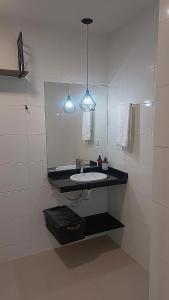 Koupelna v ubytování Apart Inteiro - Centro - Valor para 2 hóspedes - Colchão com Massageador - Crianças Gratis - Até 4 Pessoas - Próx Shopping Estação