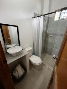 CoveñitasにあるIsla Rosa Coveñas - Alojamientoのトイレ、洗面台、シャワー付きのバスルーム