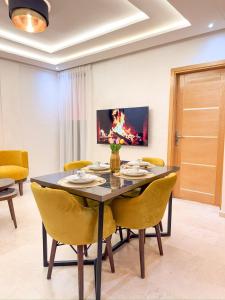 Μια τηλεόραση ή/και κέντρο ψυχαγωγίας στο Central Apartment in Gueliz Steps from Carré Eden