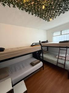 une chambre avec deux lits superposés et un plafond dans l'établissement Travelholic zona 4, à Guatemala