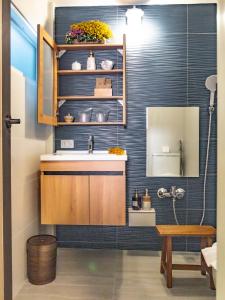 Ban Yang Pa KhaにあるChez Nij Ryokan Onsen Chiang Maiの洗面台と鏡のあるバスルーム