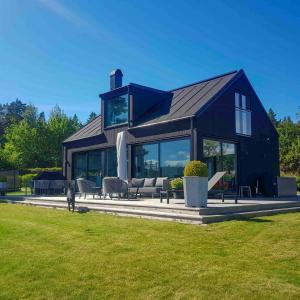 una gran casa azul con techo en Villa With Lake View Over Vättern In Vadstena, en Vadstena 19 fotos más