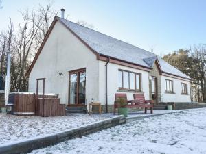 a small white house with snow on the ground at Trelaw - Uk41532 in Ochiltree