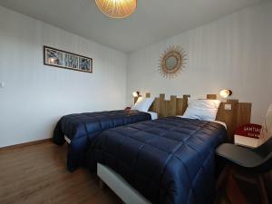 1 dormitorio con 2 camas y manta azul en Gîte Amaren Bidea, chez Simone et Manu, 