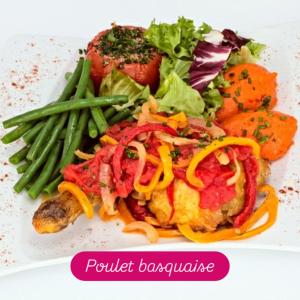 un plato de comida con ensalada y verduras en Gîte Amaren Bidea, chez Simone et Manu, 