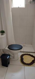 a bathroom with a toilet with a blue seat at Cittá COP30 in Marituba
