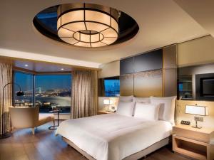 A bed or beds in a room at Swissotel The Bosphorus Istanbul Még 155 kép