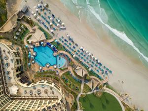 een luchtfoto van een resort aan het strand bij Fairmont Ajman in Ajman