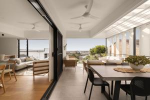 Sophisticated Beach Abode في بيرجيان بيتش: غرفة معيشة بها طاولة وأريكة