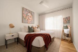 Sophisticated Beach Abode في بيرجيان بيتش: غرفة نوم بسرير كبير ونافذة +12 صورة