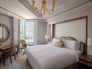 Postel nebo postele na pokoji v ubytování Raffles Makkah Palace + 217 fotografií