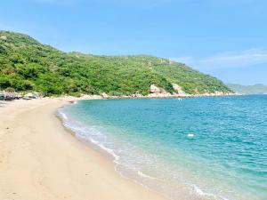 Gallery image of Light Coral Đầm Môn Resort in Vạn Ninh
