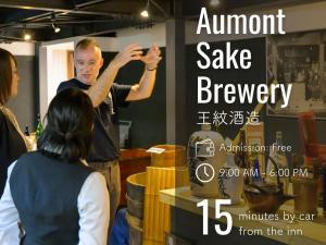 a man taking a picture of a group of people at Hotel Seifuuen in Shibata