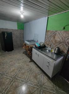 サン・ガブリエウにあるCasa Familiar São Gabrielのシンクとカウンタートップのあるキッチン