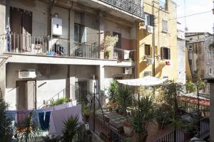 een appartementencomplex met balkons en een binnenplaats met planten bij Locappart Colosseo / Esquilino in Rome