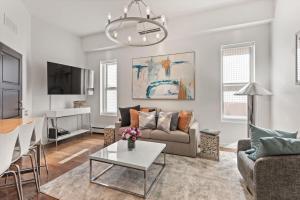 una sala de estar con un sofá y una mesa en Center of Aspen 1 BR with AC Sundeck Hot-Tub, en Aspen