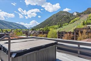 un balcón con vista a las montañas en Center of Aspen 1 BR with AC Sundeck Hot-Tub, en Aspen 26 fotos más