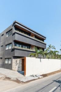 ein Gebäude am Straßenrand in der Unterkunft Stylish New Suites with Pool Near Balangan Beach in Bingin Beach