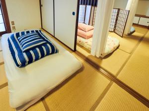 a room with a bed and a mirror at Guesthouse Banvina in Kagoshima +56 photos