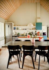 O bucătărie sau chicinetă la Charming House By The Sea With Stream And Bridges