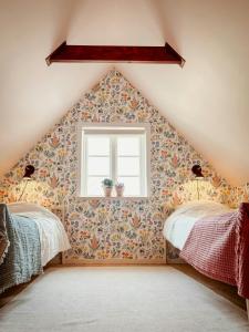 Un pat sau paturi într-o cameră la Charming House By The Sea With Stream And Bridges +26 fotografii