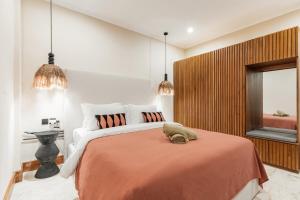 ein Schlafzimmer mit einem großen Bett mit orangefarbener Decke in der Unterkunft Tranquil Oasis Pool, Seamless WiFi and Workspace in Bingin Beach + 20 Fotos